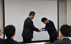 努力と成果を称えて2025年下半期の営業表彰式を行いました！